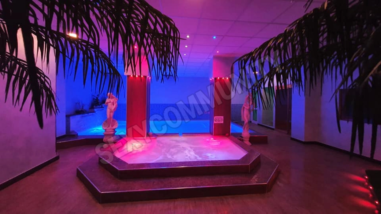 Advertisement (8126059) - HOLLYWOOD Club 1